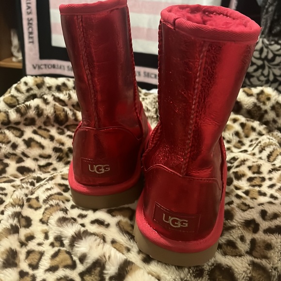 New UGGS red metallic. Size 5/37. But I wear a 6.5 and they fit me - Picture 2 of 4